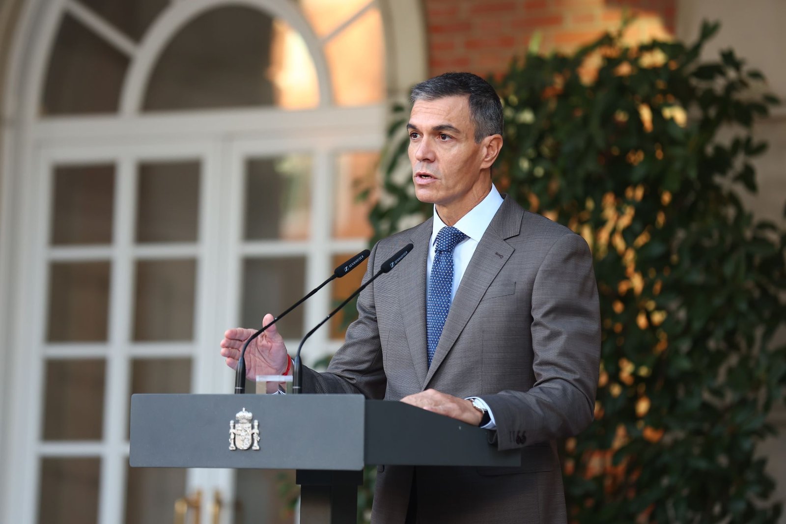 Pedro Sánchez, de pie ante un atril con el escudo de España, durante la declaración institucional del 5 de octubre de 2026 en el Palacio de la Moncloa.